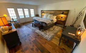 Farm Road Estate - Inn Room 10 - Luxury King